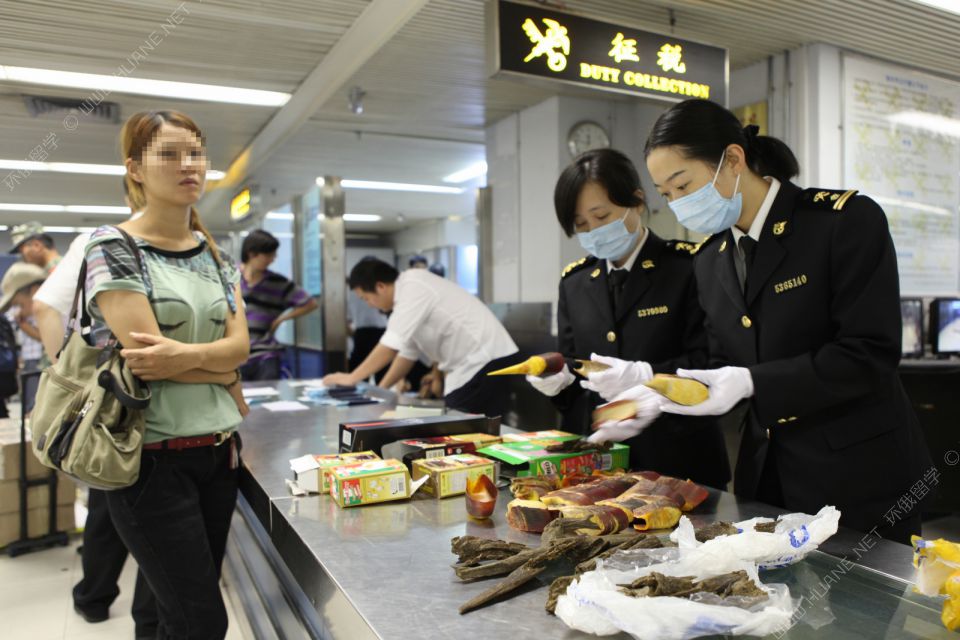 留學(xué)人員不要輕易幫人攜帶物品入境，以免被販毒人員利用
